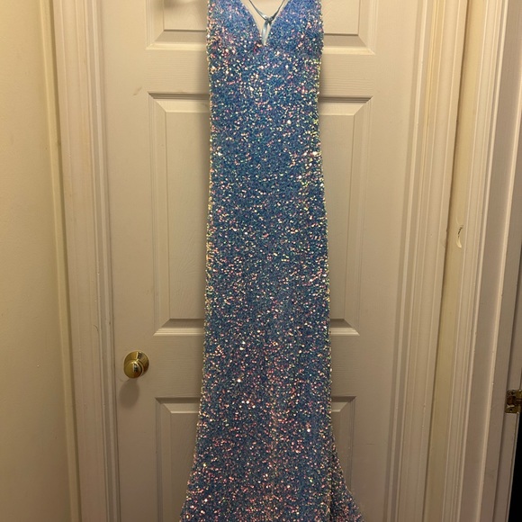 Beautiful brand new prom dress size 4 no alterations. Never worn, only tried on. - Picture 5 of 6